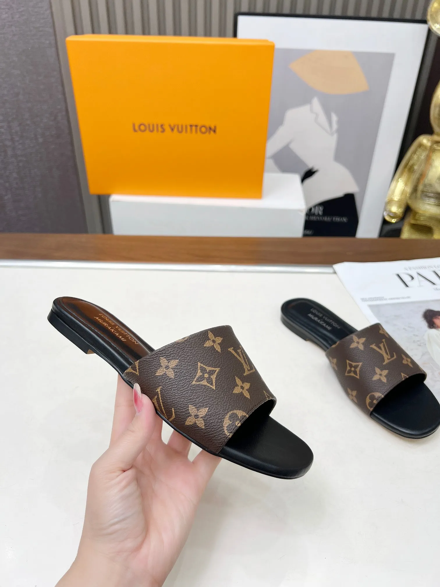 💕💕Factory direct selling price p380💕💕Vuiton’s latest 2025 spring and summer style. This sandal is from the Louis Vuitton The dotted LV logo on the upper brings a different visual feast to the hot summer. Color: coffee, white, black. Size: 35 to 40 (4142 can be customized, non-returnable and non-exchangeable) (leather sole can be customized +30 non-returnable and non-exchangeable)